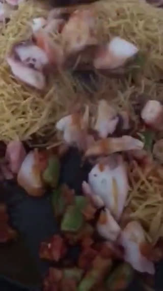 Foto del paso 10 de la receta: Fideuà de potón, gambones, ajos tiernos y dátiles medjol