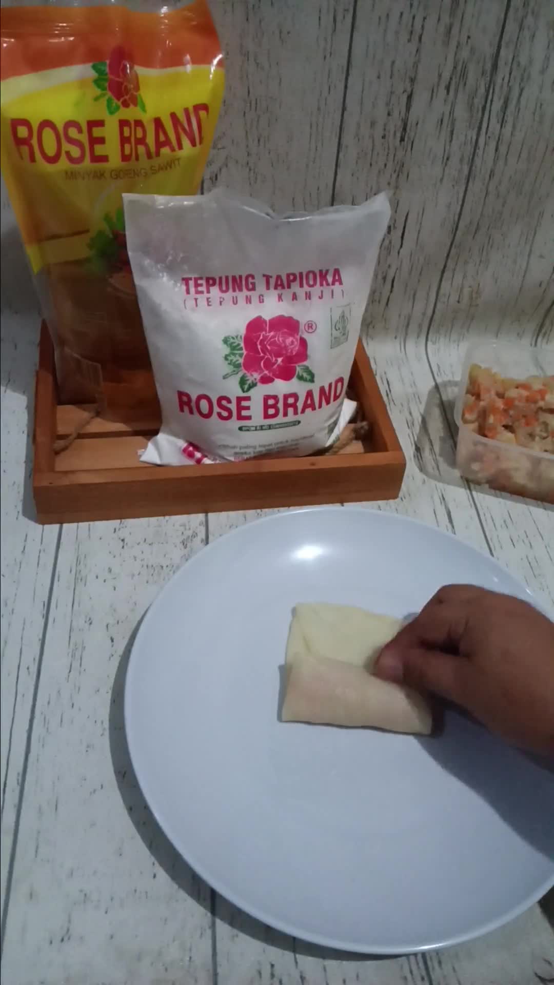 Foto langkah ke 9 dari resep Risoles rogout sayur lipat amplop dan segitiga.