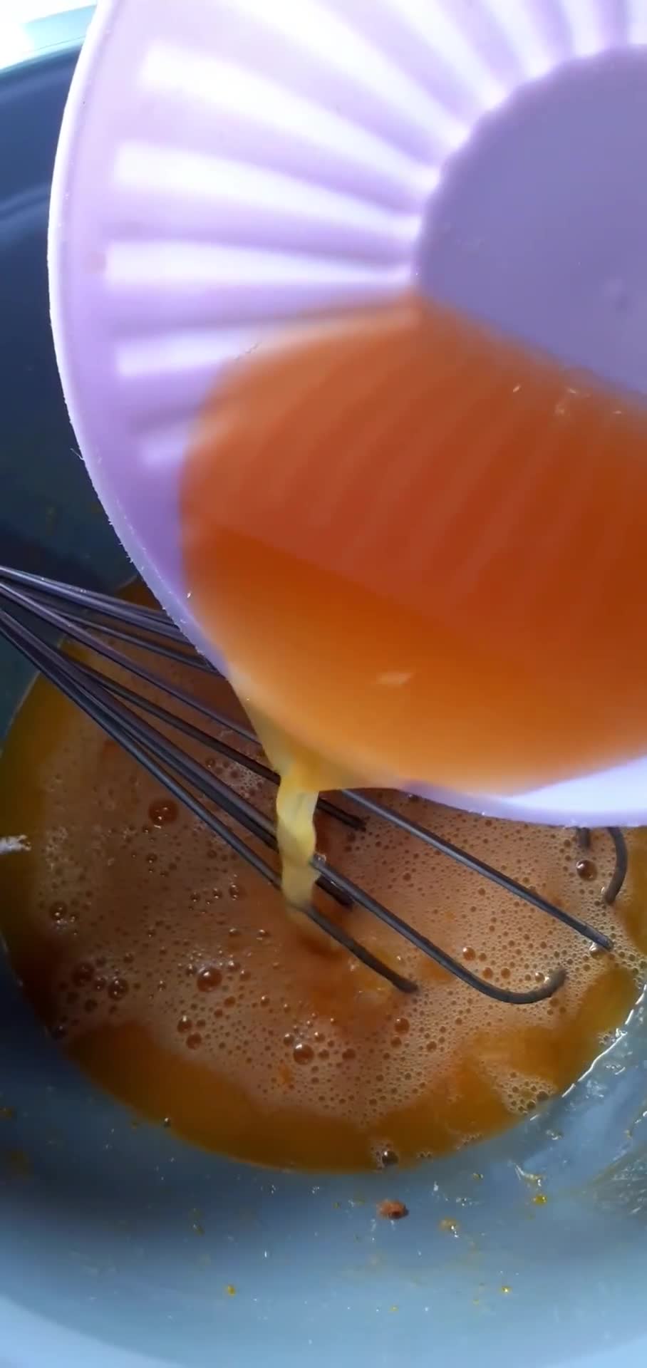 Foto del paso 1 de la receta: Torta invertida de naranja con harina integral y miel🍊