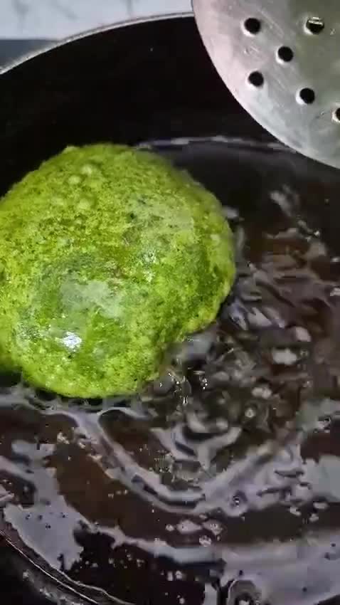 बथुआ मसाला पूरी और मटर आलू टमाटर की चटपटी सब्जी रेसिपी चरण 9 फोटो