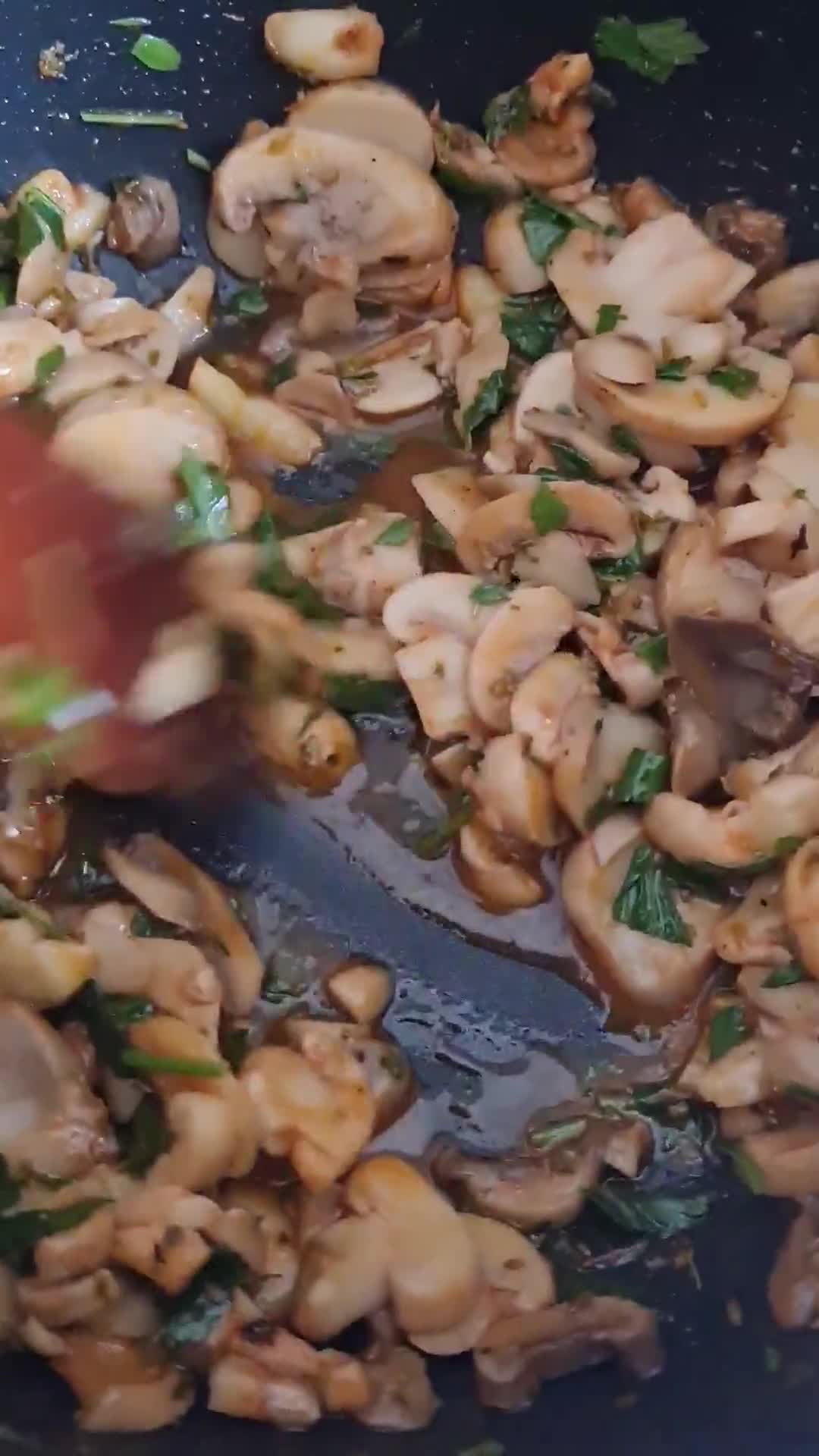Foto del paso 3 de la receta: Spaghetti con mucho perejil y champiñones de lata 🍝 🌱🍄