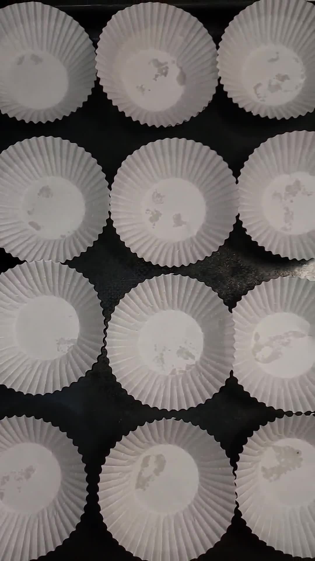 Foto langkah ke 5 dari resep Cup Cake Kokoh.