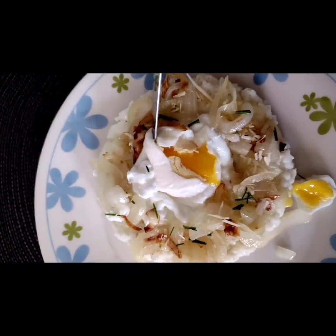 Foto del paso 3 de la receta: Huevo poché con arroz y cebollas salteadas