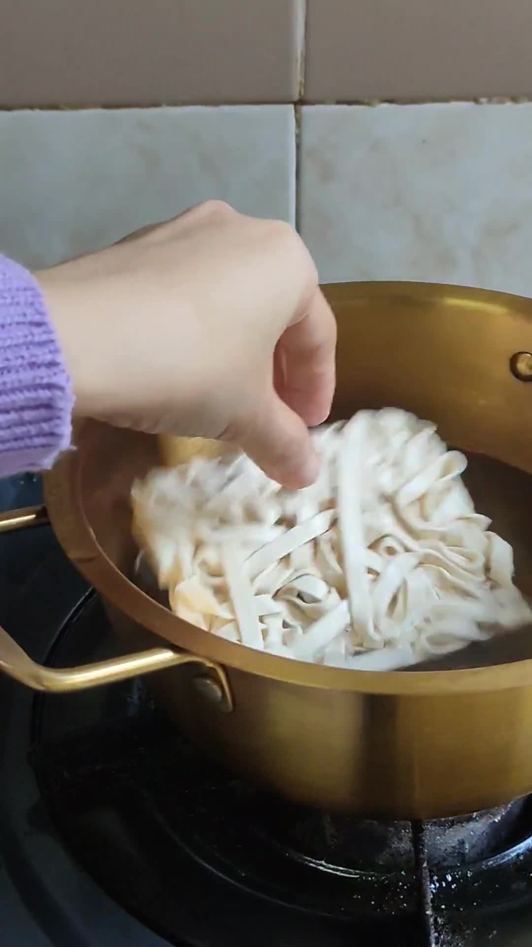 Gambar langkah 4 resipi Sup Pan Mee.