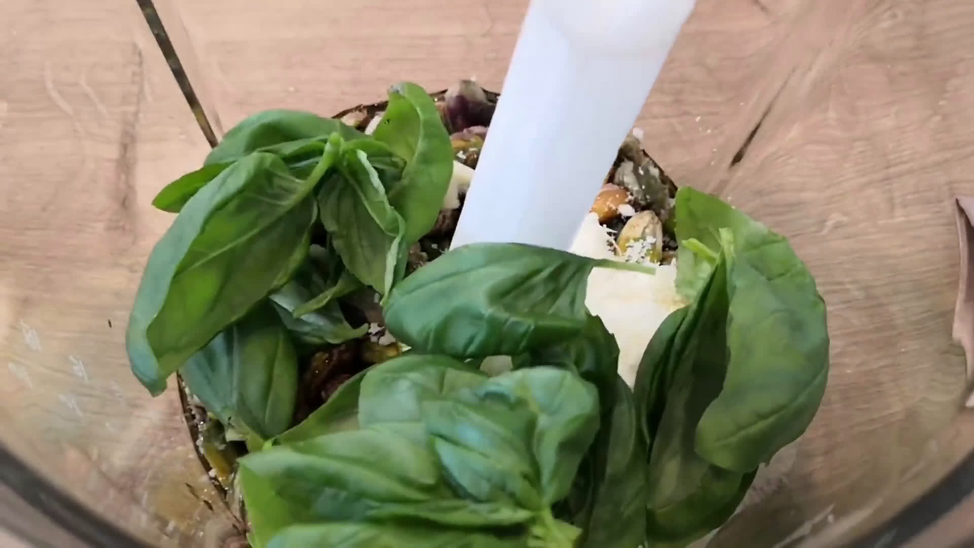 Une image de l'étape 1 de Pasta Scampis et Pesto de Pistaches.
