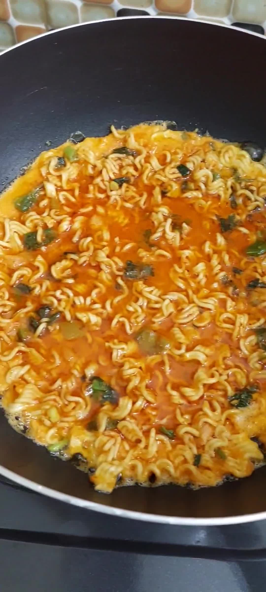 Foto langkah ke 4 dari resep Omelet / Martabak Mie Telur Pedas.