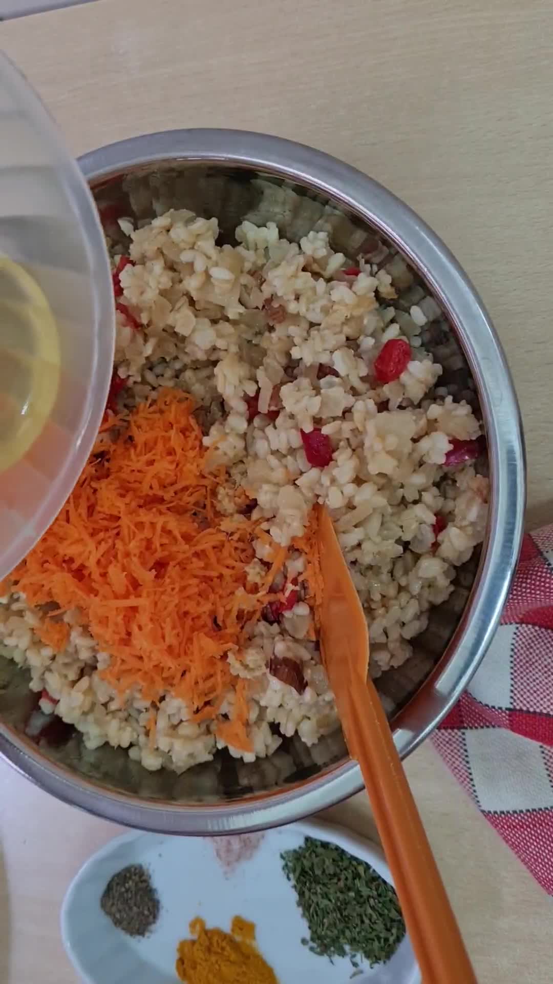 Foto del paso 2 de la receta: Hamburguesas de arroz yamaní, jengibre fresco y almendras 🍚🥚🧀 Veggie burger 🍔