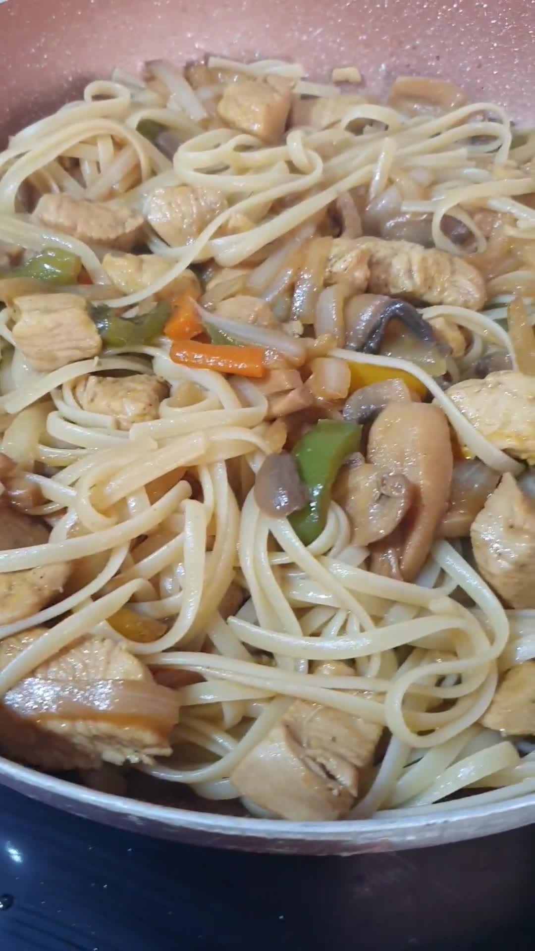 Foto del paso 3 de la receta: Tallarines con pollo y verduras