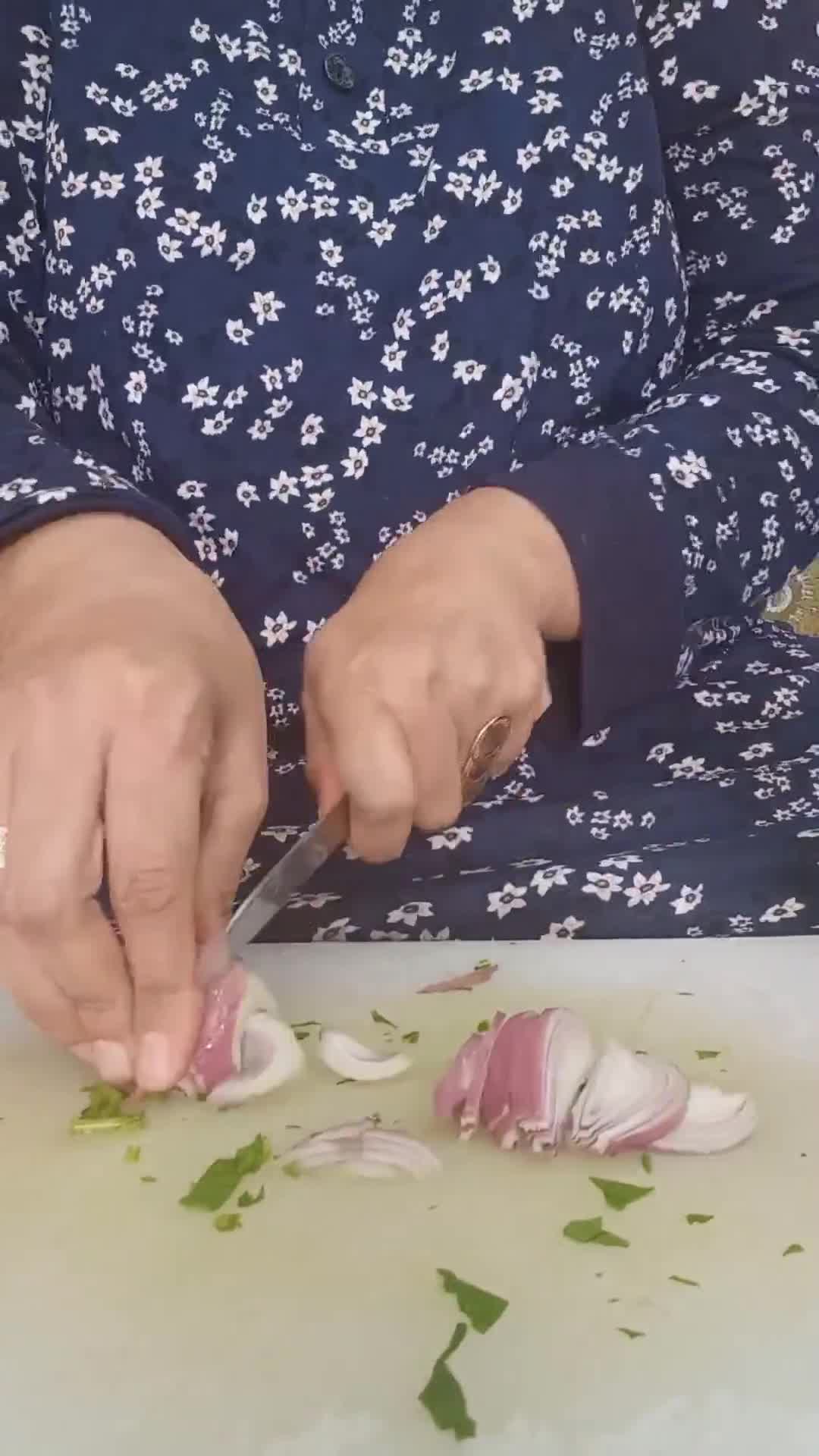 صورة لخطوة 1 من وصفة سلطة سبانخ 🫰🏻😋