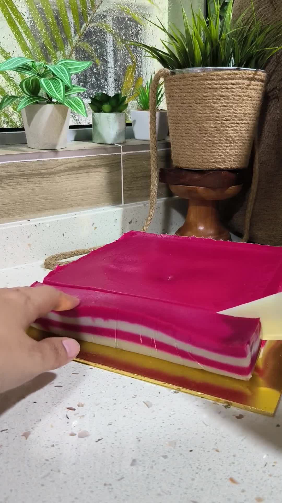 Gambar langkah 5 resipi Kuih lapis (sukatan cawan).