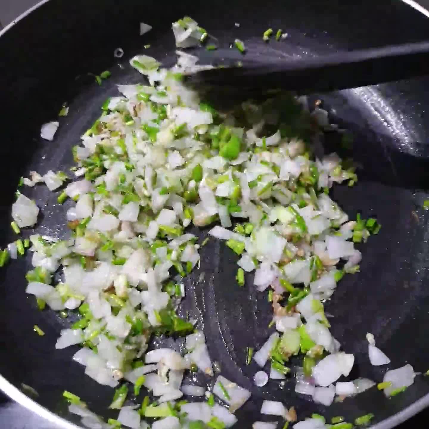 ગ્રીન ગાર્લિક તવા પુલાવ (Green Garlic Tawa Pulao Recipe In Gujarati) રેસીપી સ્ટેપ3ફોટો