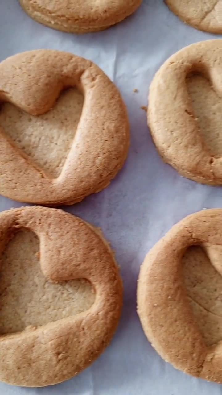 Foto langkah ke 4 dari resep Gluten Free Strawberry Cookies.