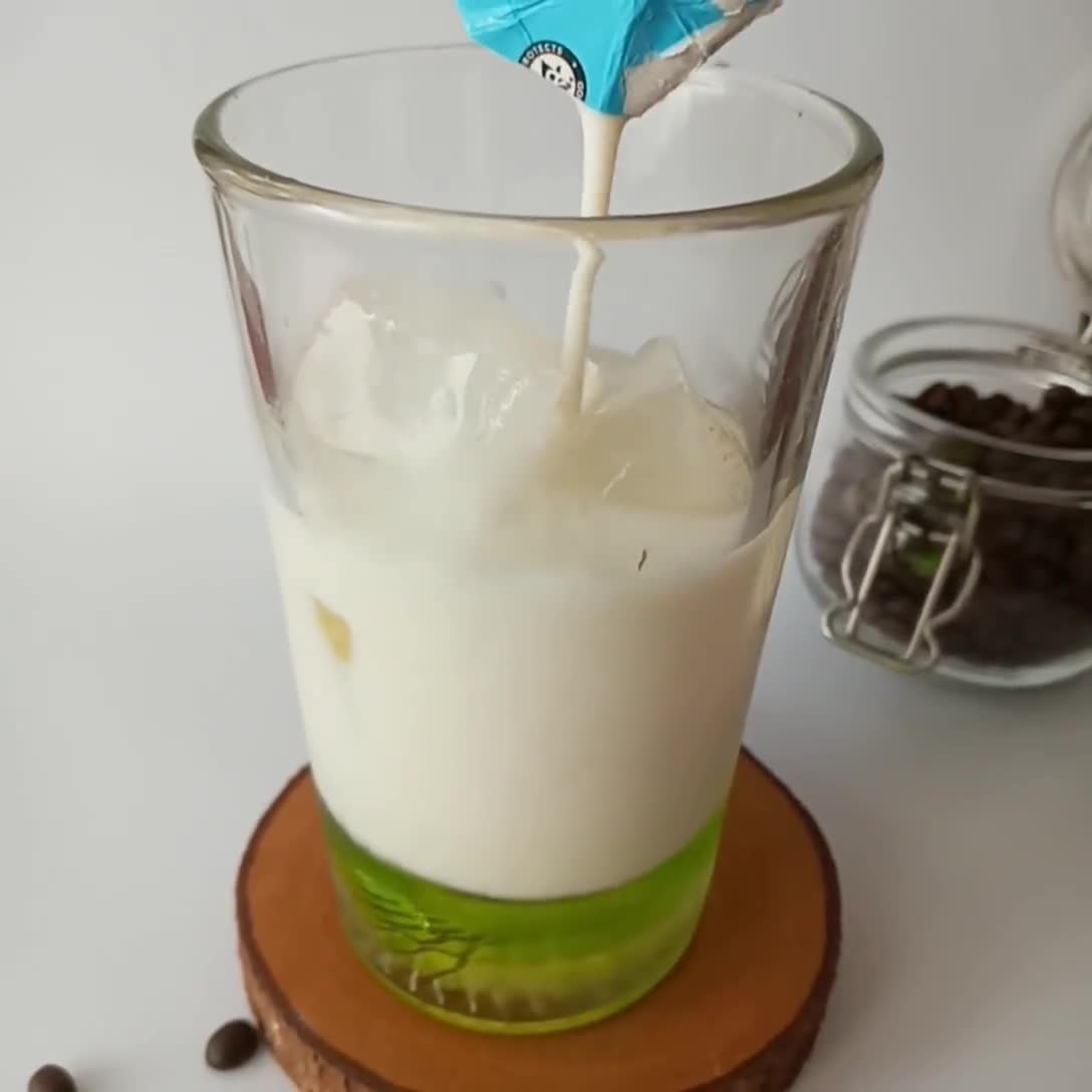 Foto langkah ke 2 dari resep Iced Melon Coffee.