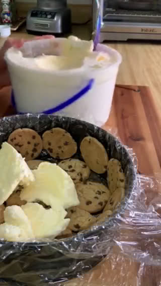 Foto del paso 3 de la receta: Pastel De Nieve de Vainilla con Galletas Chispas de Chocolate