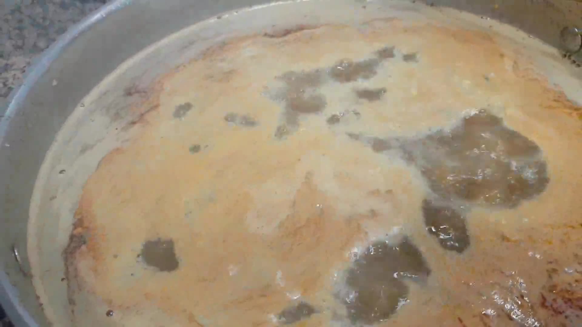 Foto del paso 3 de la receta: Arroz caldoso de langostinos al ajillo con sepia 🦐🦑🍃🥳 ¡Feliz