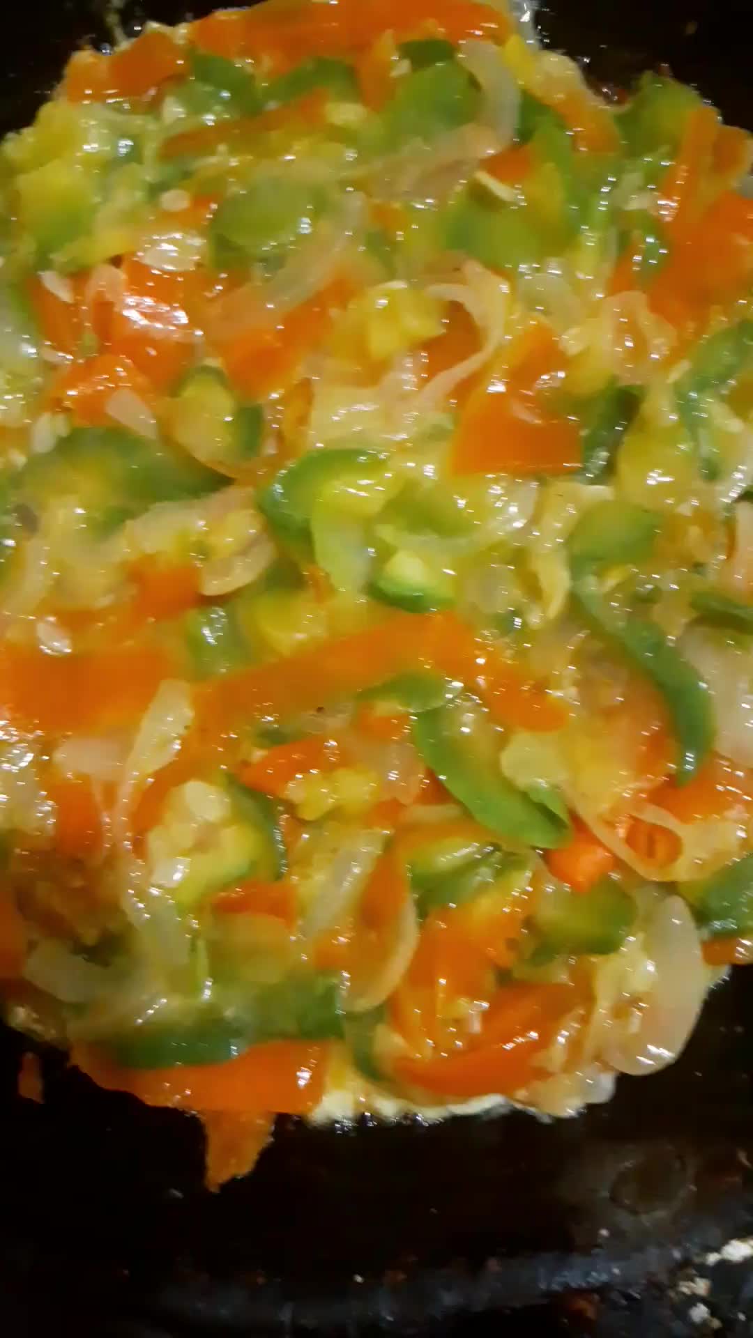 Foto del paso 5 de la receta: Tortilla de zapallitos verdes, cebolla y zanahoria