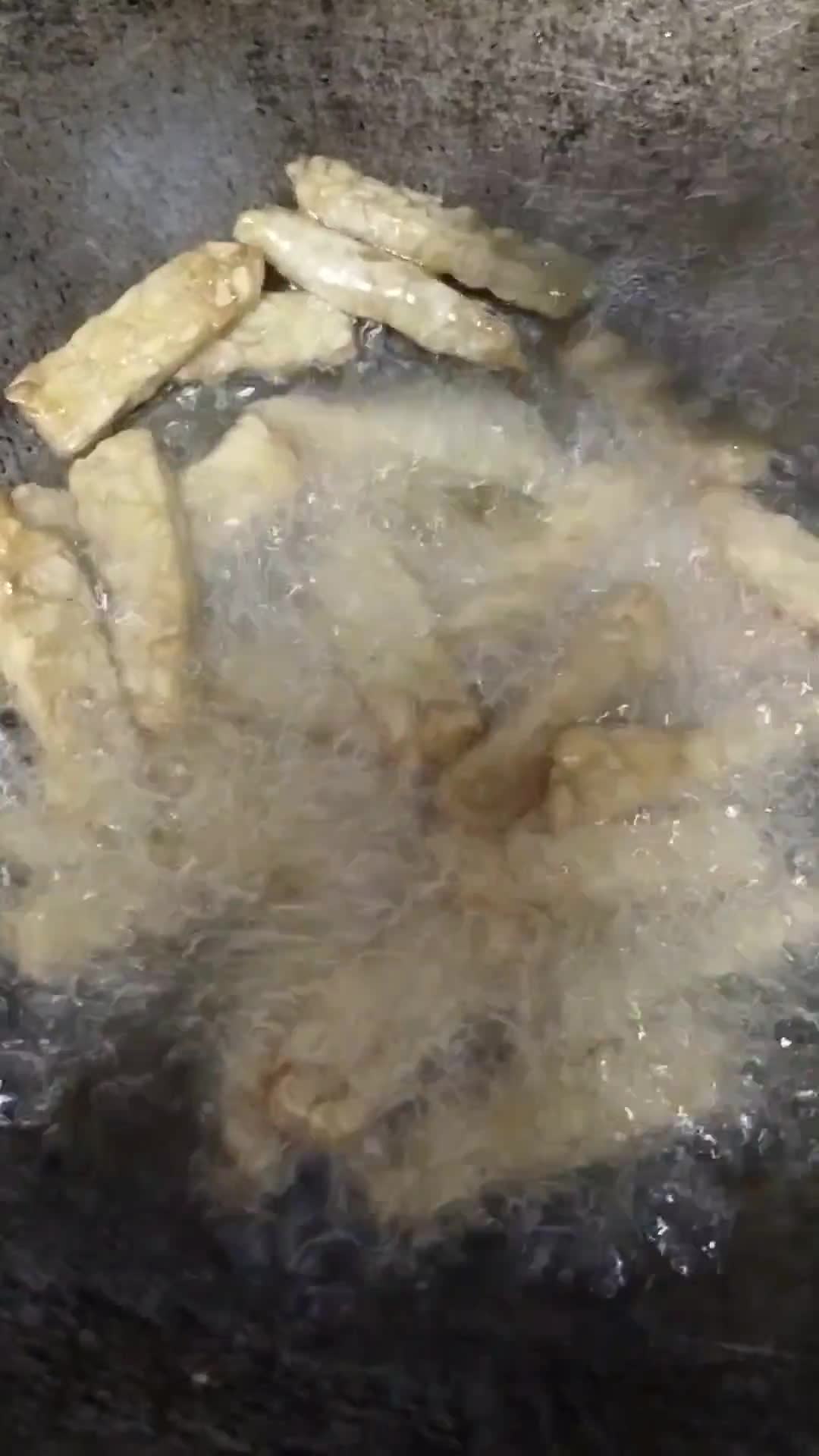 Gambar langkah 2 resipi Tempe goreng campur.