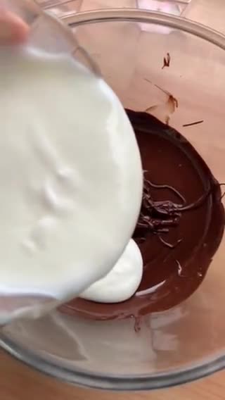 Foto del passaggio 2 della ricetta Mousse di Yogurt e Cioccolato di 3 ingredienti e senza zucchero