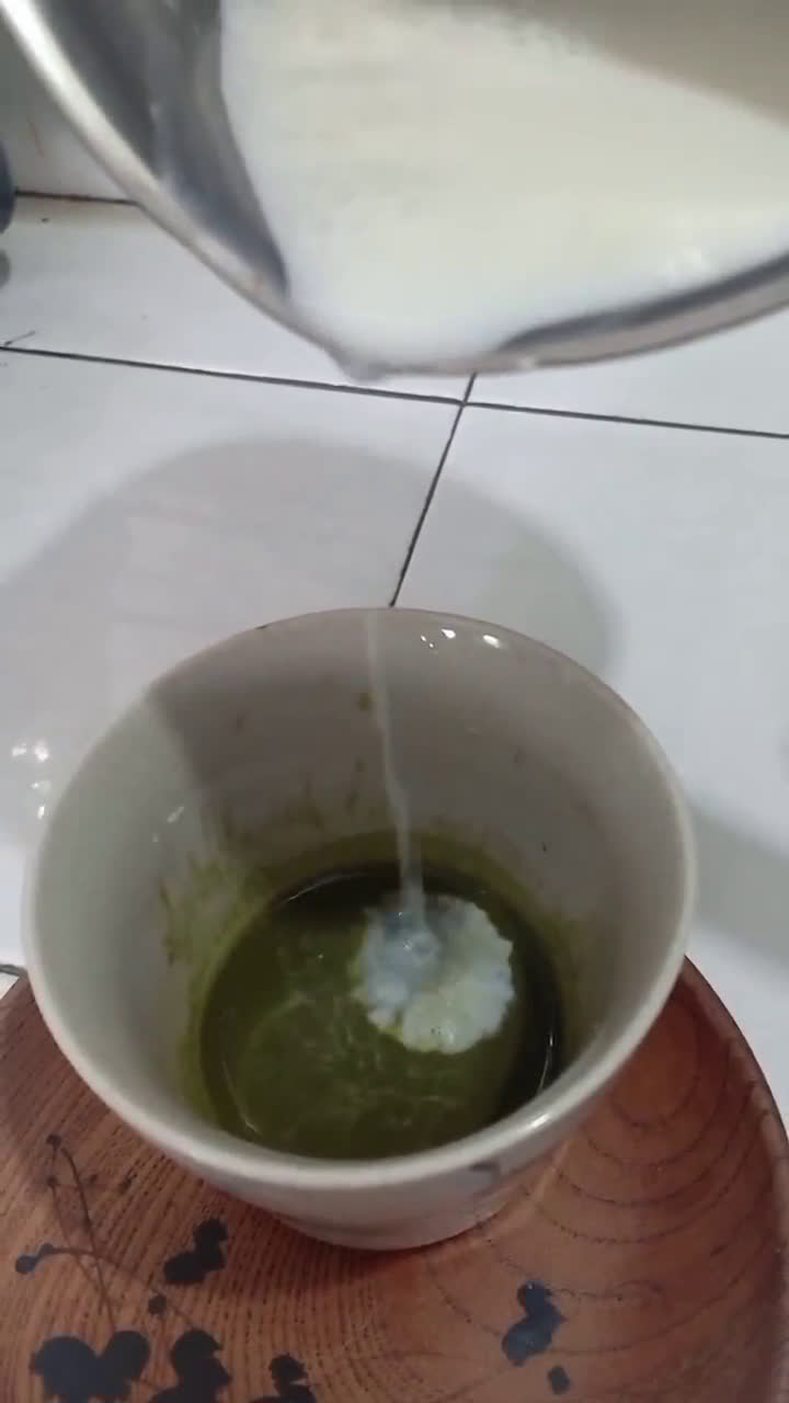 Foto langkah ke 4 dari resep Hot Matcha Latte 🍵.