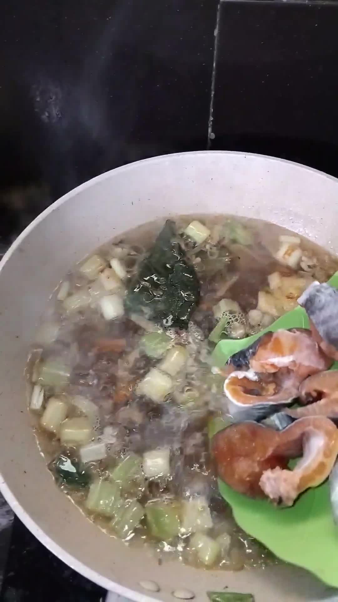 Foto langkah ke 4 dari resep Sop Ikan Patin.