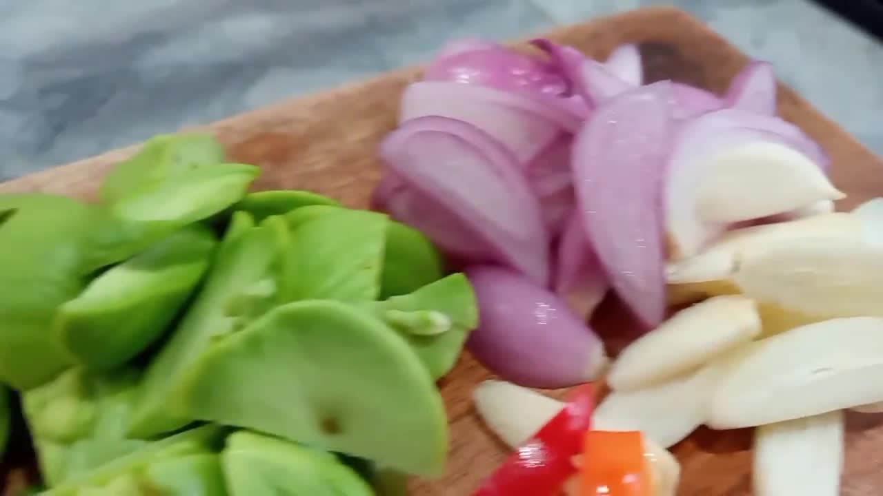 Foto langkah ke 2 dari resep Telur dadar topping cabe pete.