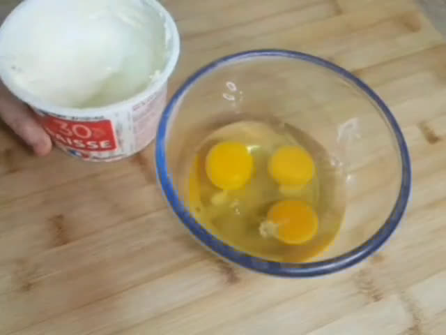Une image de l'étape 10 de RECETTE DE BASE de quiche lorraine maison simple et délicieuse.