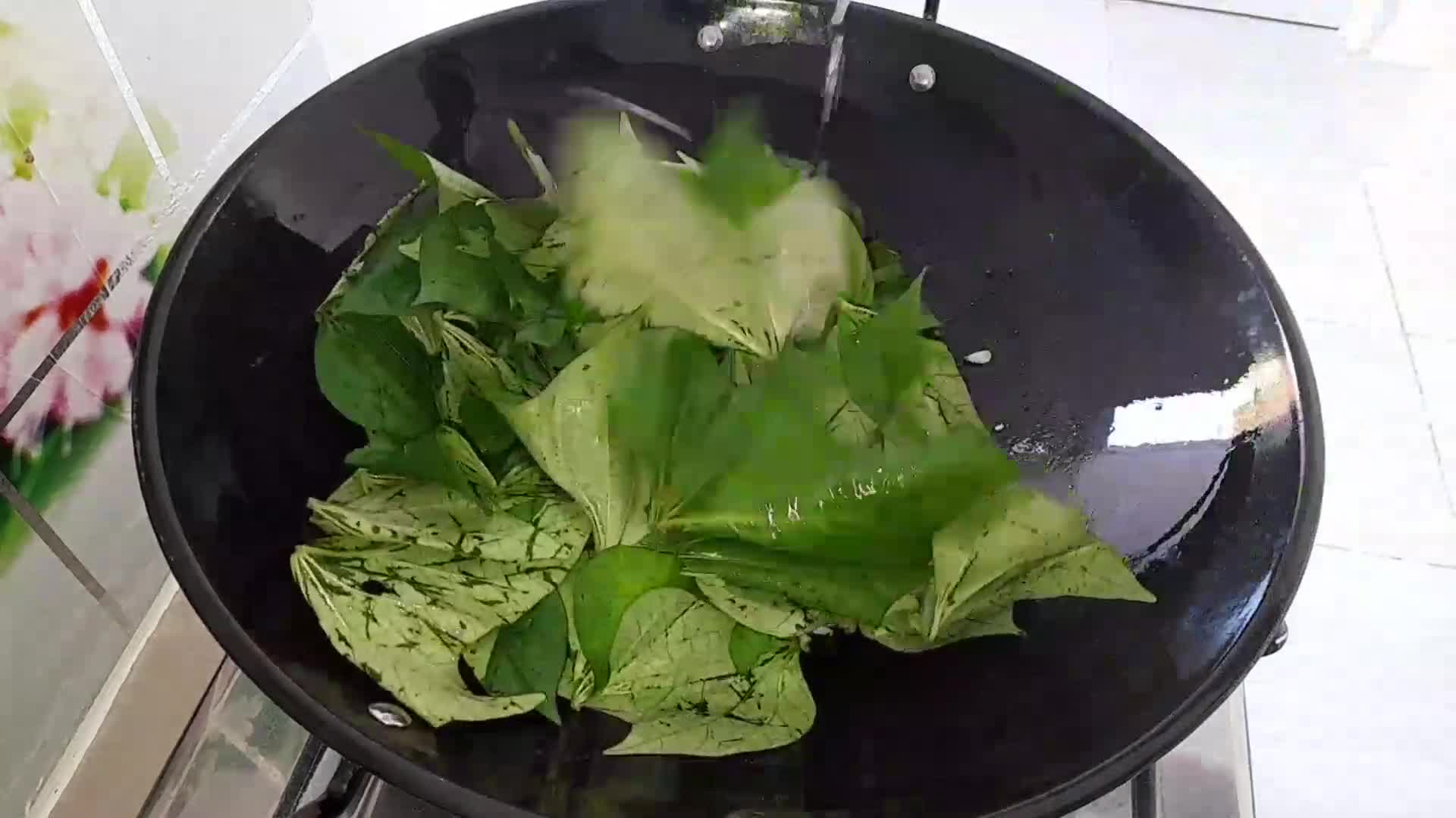 Foto langkah ke 3 dari resep Tumis Daun Ubi Rambat.