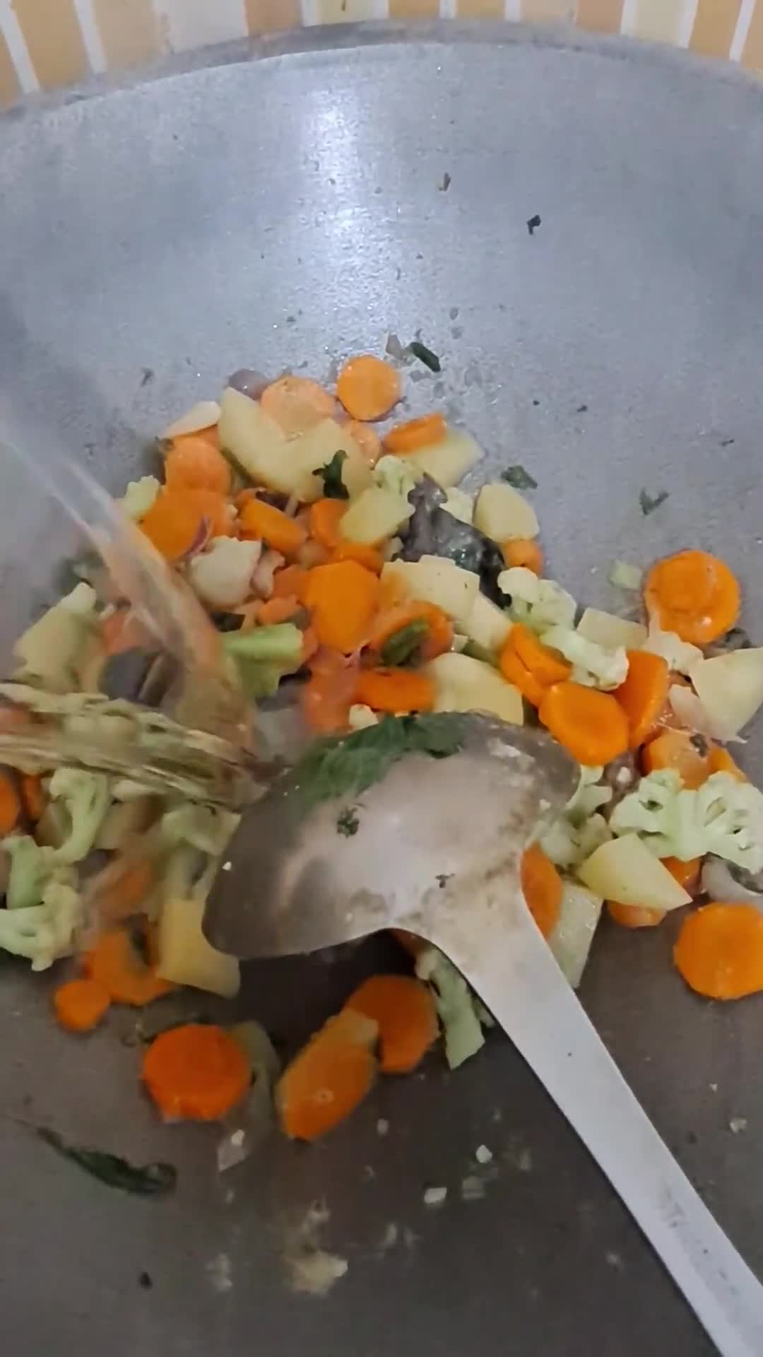 Foto langkah ke 7 dari resep Sayur sop kembang kol.