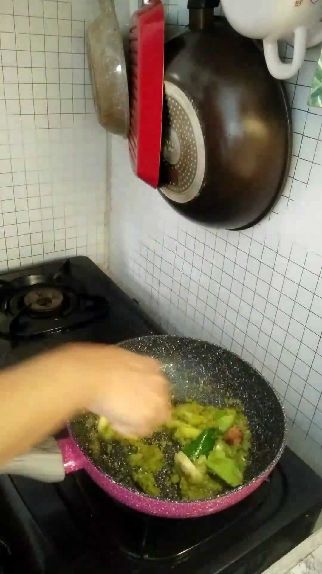 Foto langkah ke 2 dari resep Tongkol suwir lombok ijo.