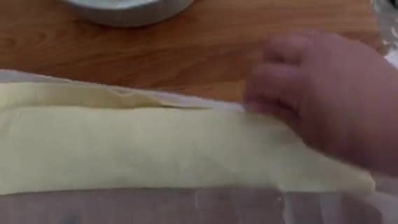 Foto del passaggio 3 della ricetta Ciambella di sfoglia sfiziosa farcita con tonno patate e cavolfiore