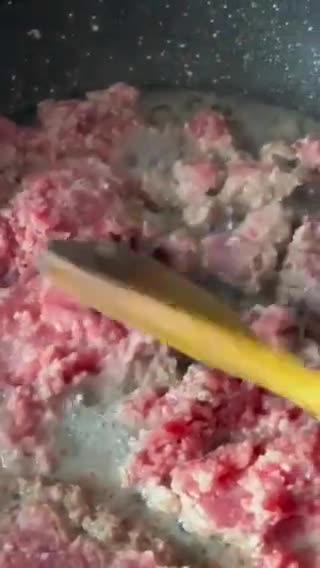 صورة لخطوة 1 من وصفة حشوة السمبوسة باللحمة والشبت