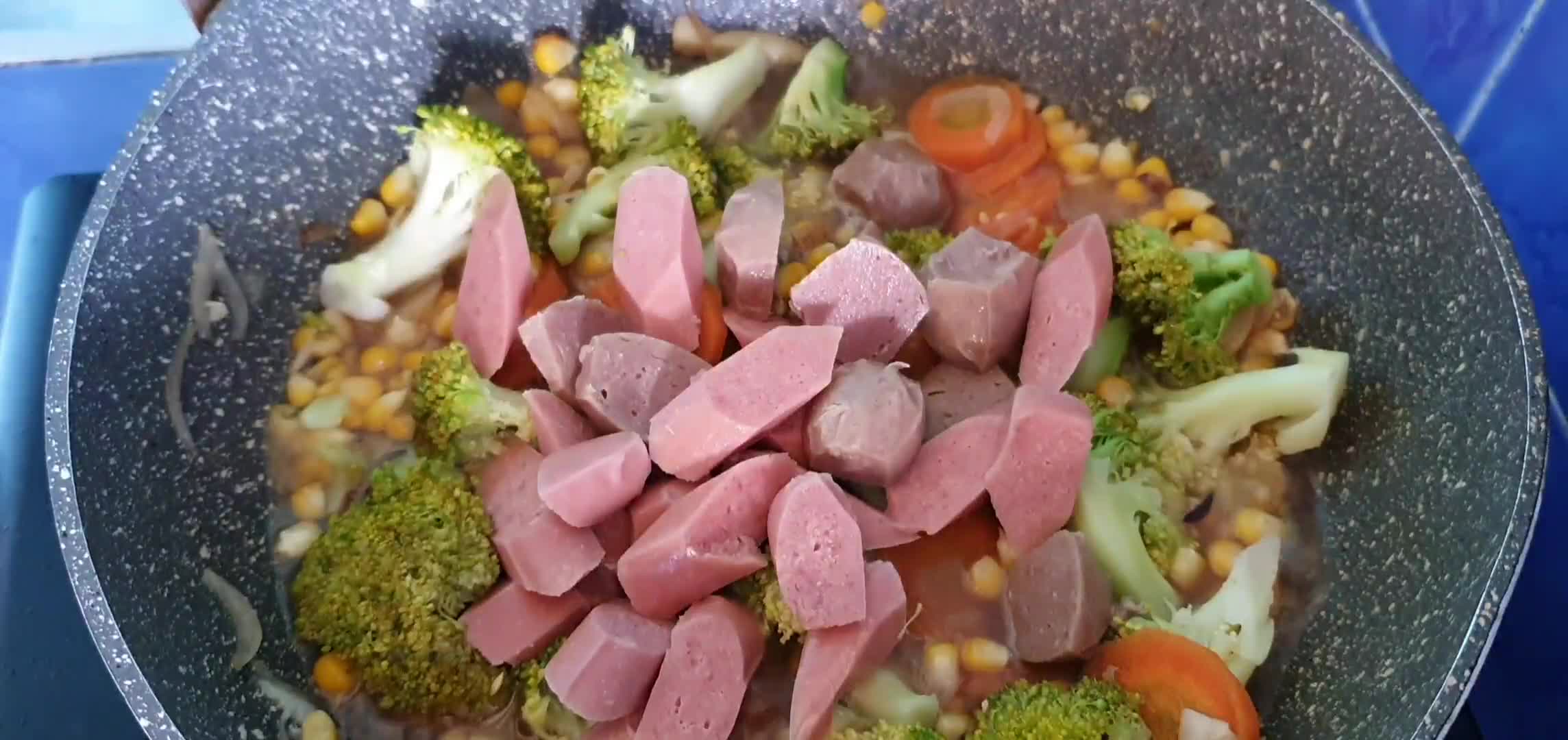Foto langkah ke 4 dari resep Capcay Sosis Bakso.