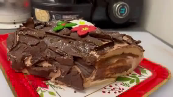 Foto del paso 12 de la receta: Tronco de Navidad 🎄🎁 relleno de nata y praliné de avellanas y chocolate sin lactosa