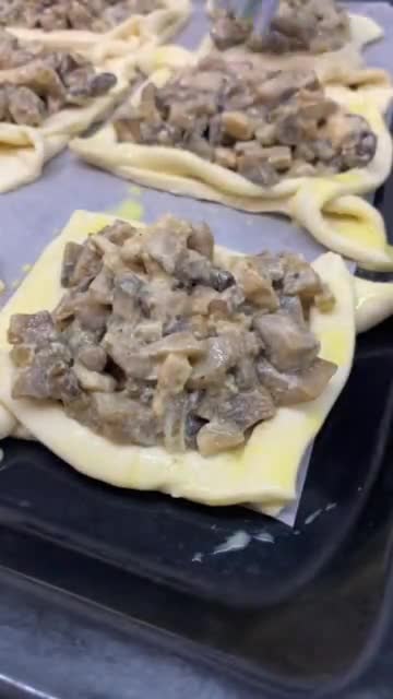Фото кроку 3 до Слойки з куркою та грибами 🍄‍🟫.