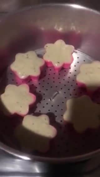 Foto langkah ke 4 dari resep Bolu Kukus Pisang Bintik.