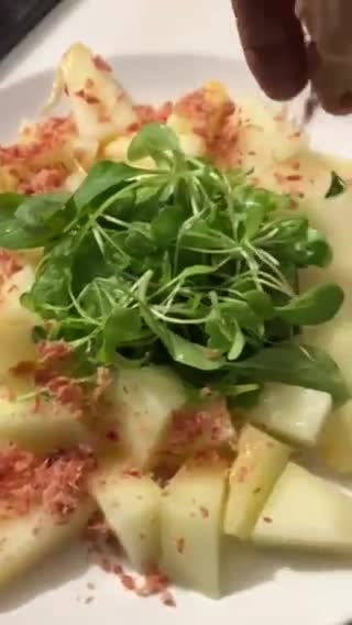 Foto del paso 3 de la receta: Ensalada de melón, con rúcula y jamón