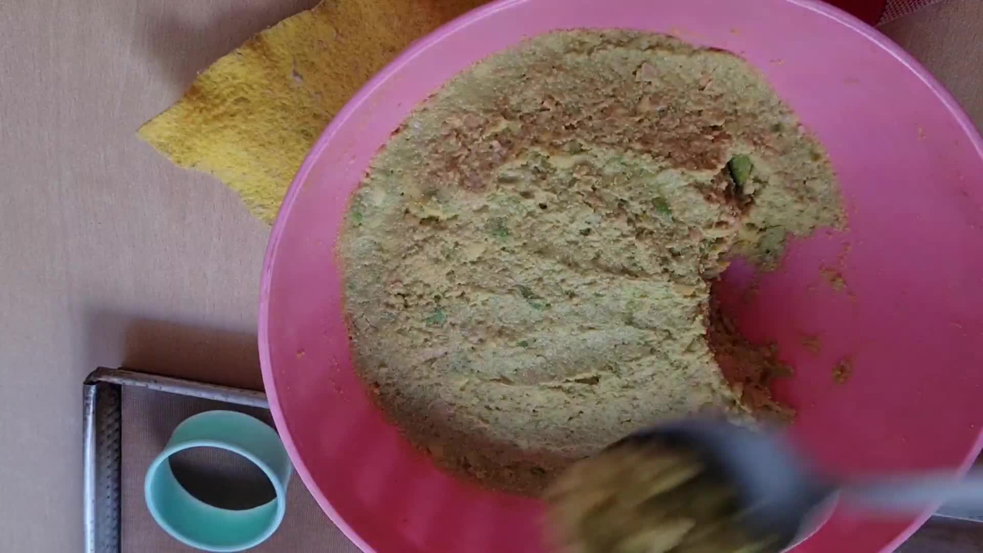 Foto del paso 4 de la receta: Mini hamburguesas de garbanzos y palta en licuadora 🥑 Veggie burger 🍔 Green vegan burger 🍔