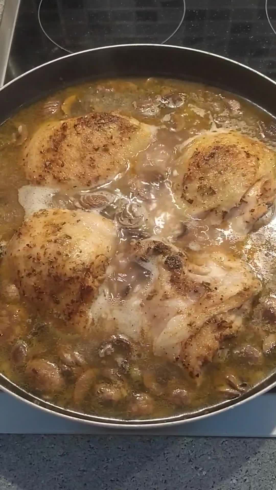 Serpenyős csirkecomb gombás rizzsel recept fázis 5 fotója