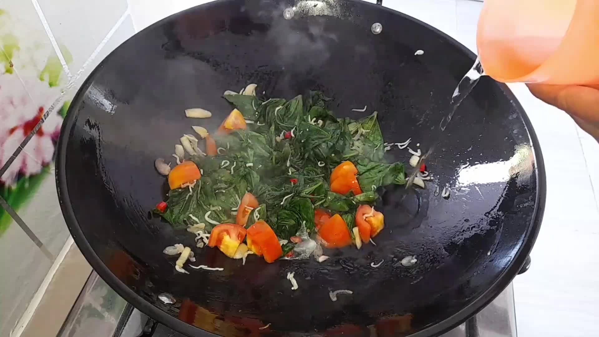 Foto langkah ke 4 dari resep Tumis Daun Ubi Rambat.