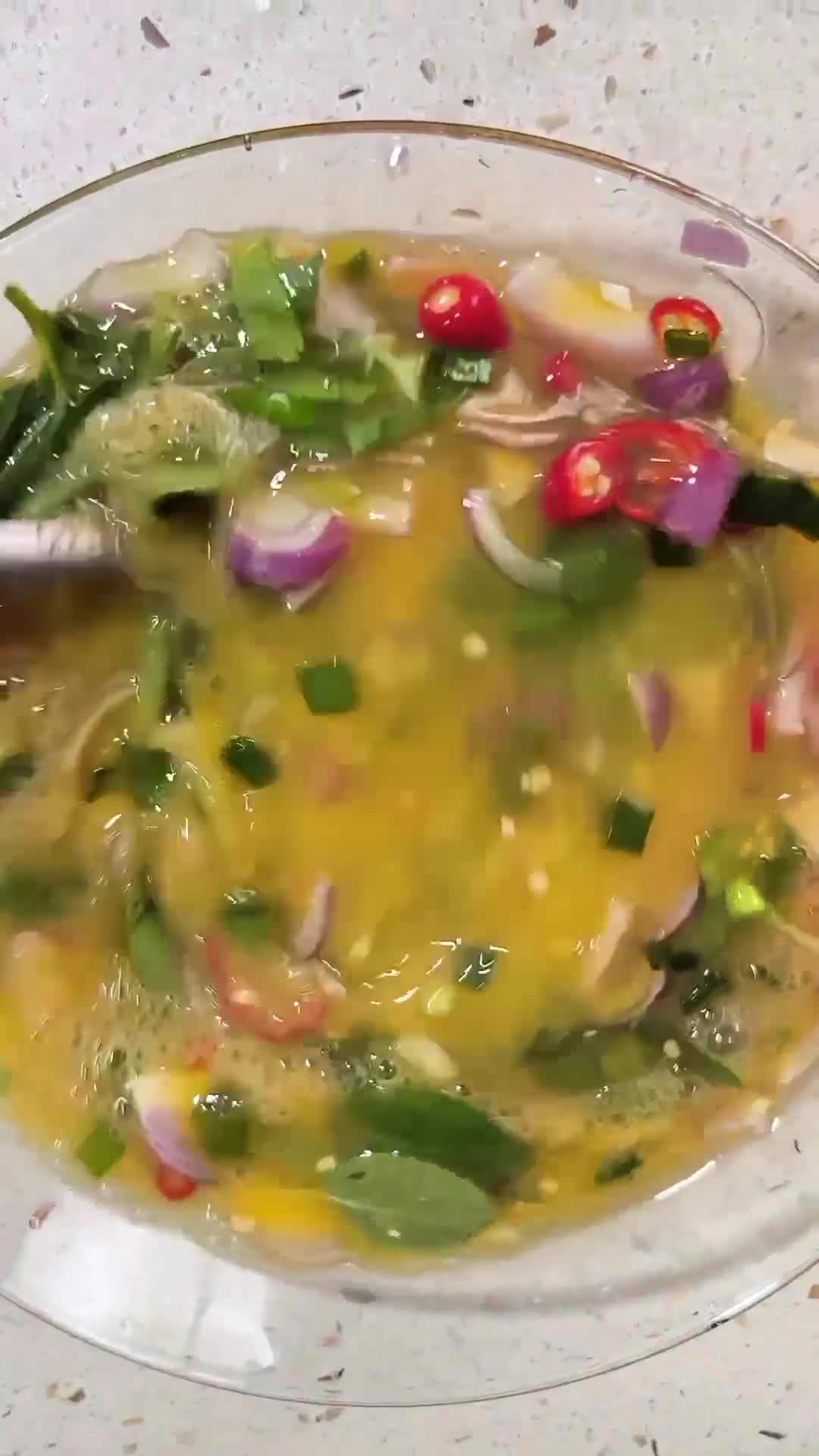 Gambar langkah 2 resipi Thai omelette.