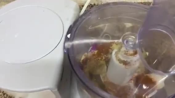 صورة لخطوة 2 من وصفة برجر الدجاج المحشي 😋😋