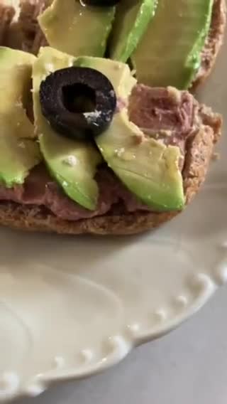 Foto del paso 5 de la receta: Tapita de foie con manzana, y aguacate. Rápido y rico!!