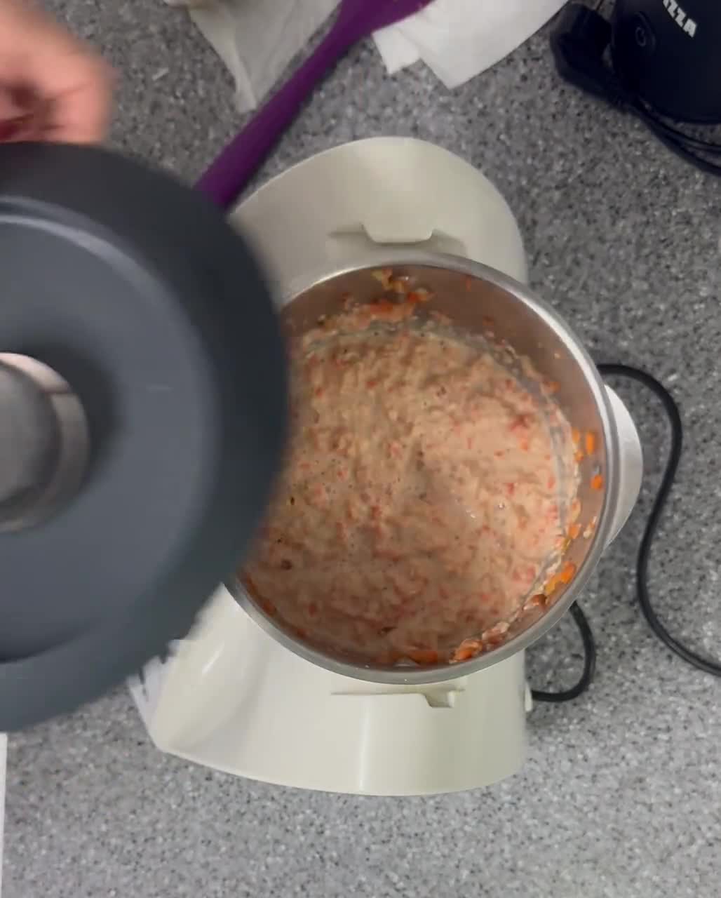 Foto del passaggio 3 della ricetta Torta d'Avena, con Noci Mele e Carote