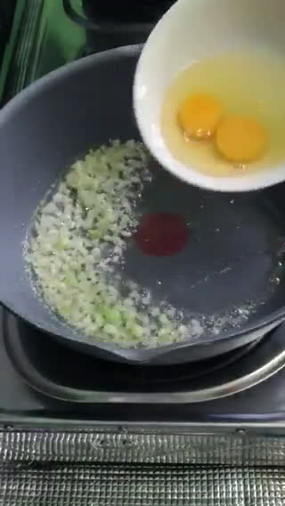 Gambar langkah 1 resipi Salted Egg Fried Rice.