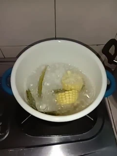 Foto langkah ke 2 dari resep Jagung Rebus Mentega.
