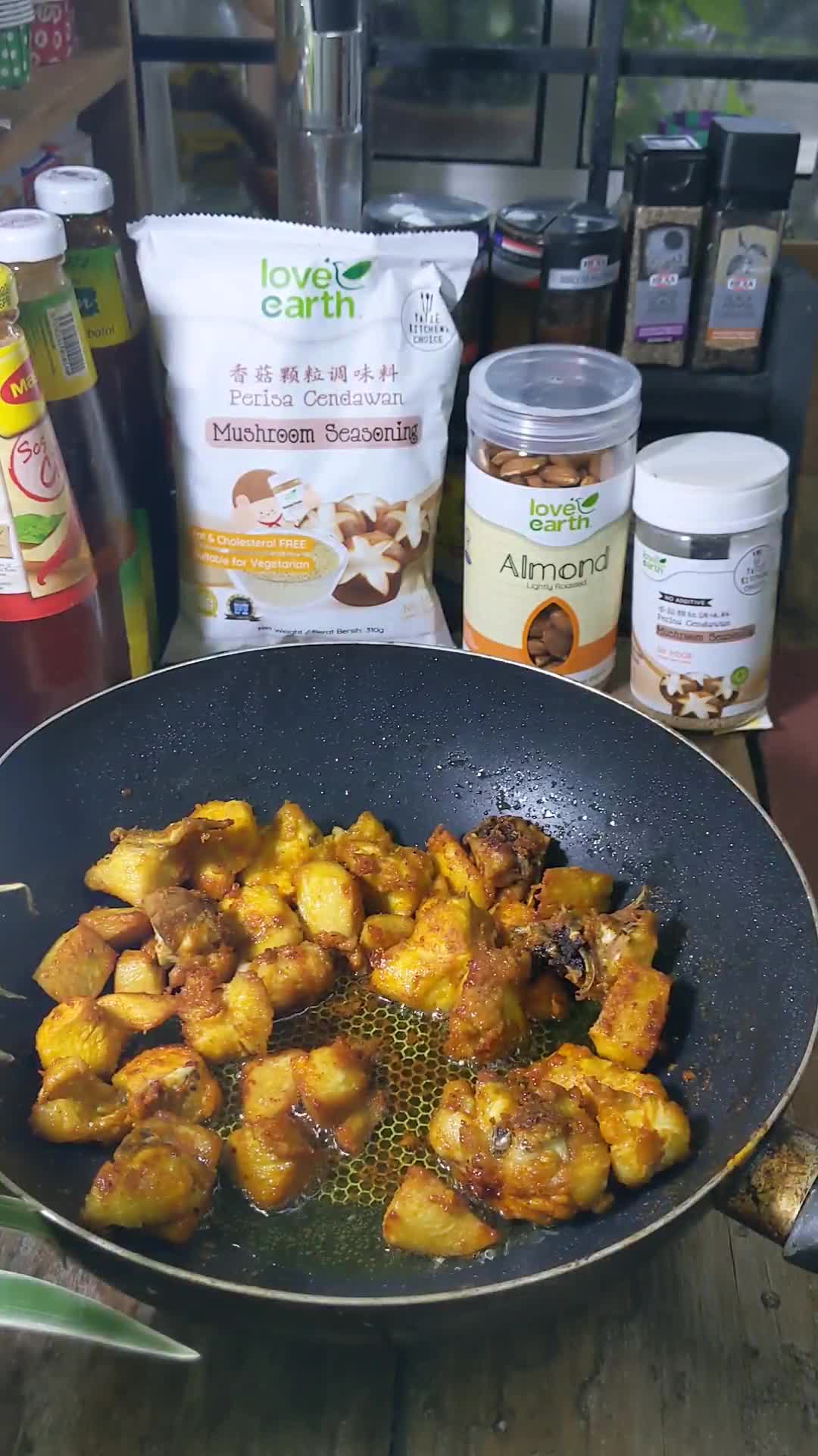 Gambar langkah 3 resipi Ayam goreng kunyit sempoi.