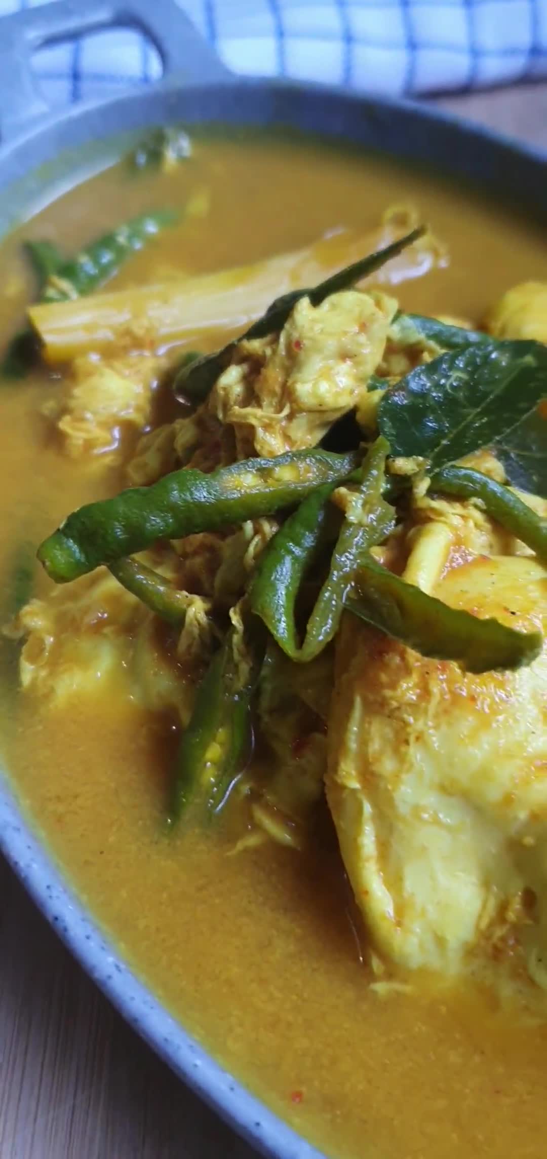 Foto langkah ke 4 dari resep Boh Manok Teupeuleumak (Telor masak lemak).