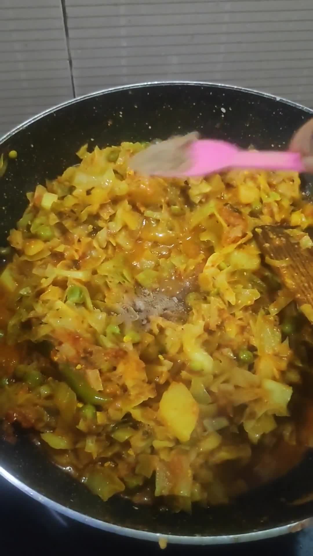 आलू पत्तागोभी (दही बेसन वाली) (Aloo pattagobhi dahi besan wali recipe in Hindi) रेसिपी चरण 8 फोटो