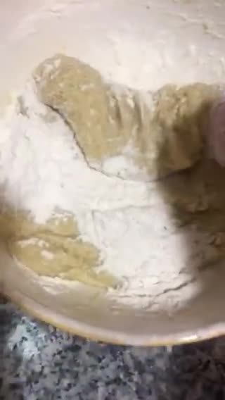 Foto del paso 4 de la receta: Empanada de atún, pimiento y huevos