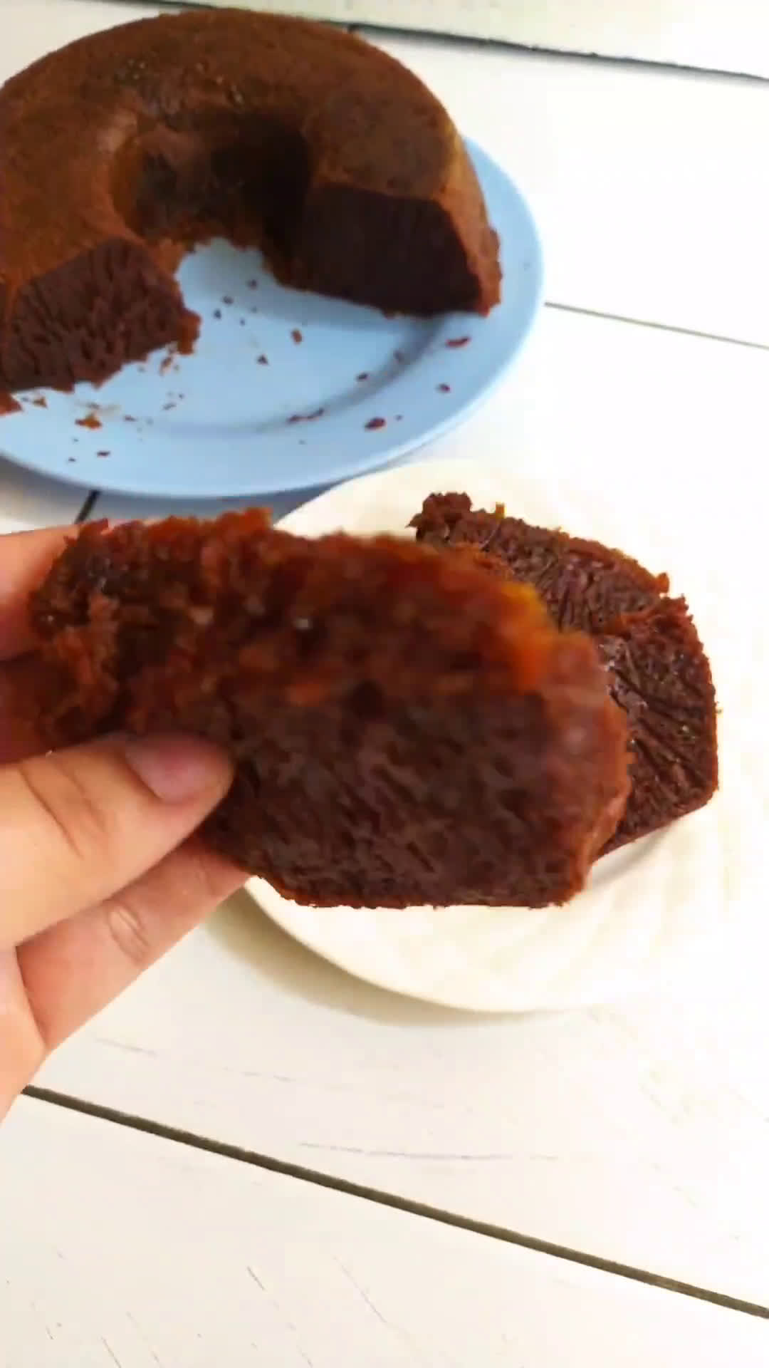 Foto langkah ke 12 dari resep Bolu Karamel Sarang Semut pakai Panci Presto Anti Gagal.